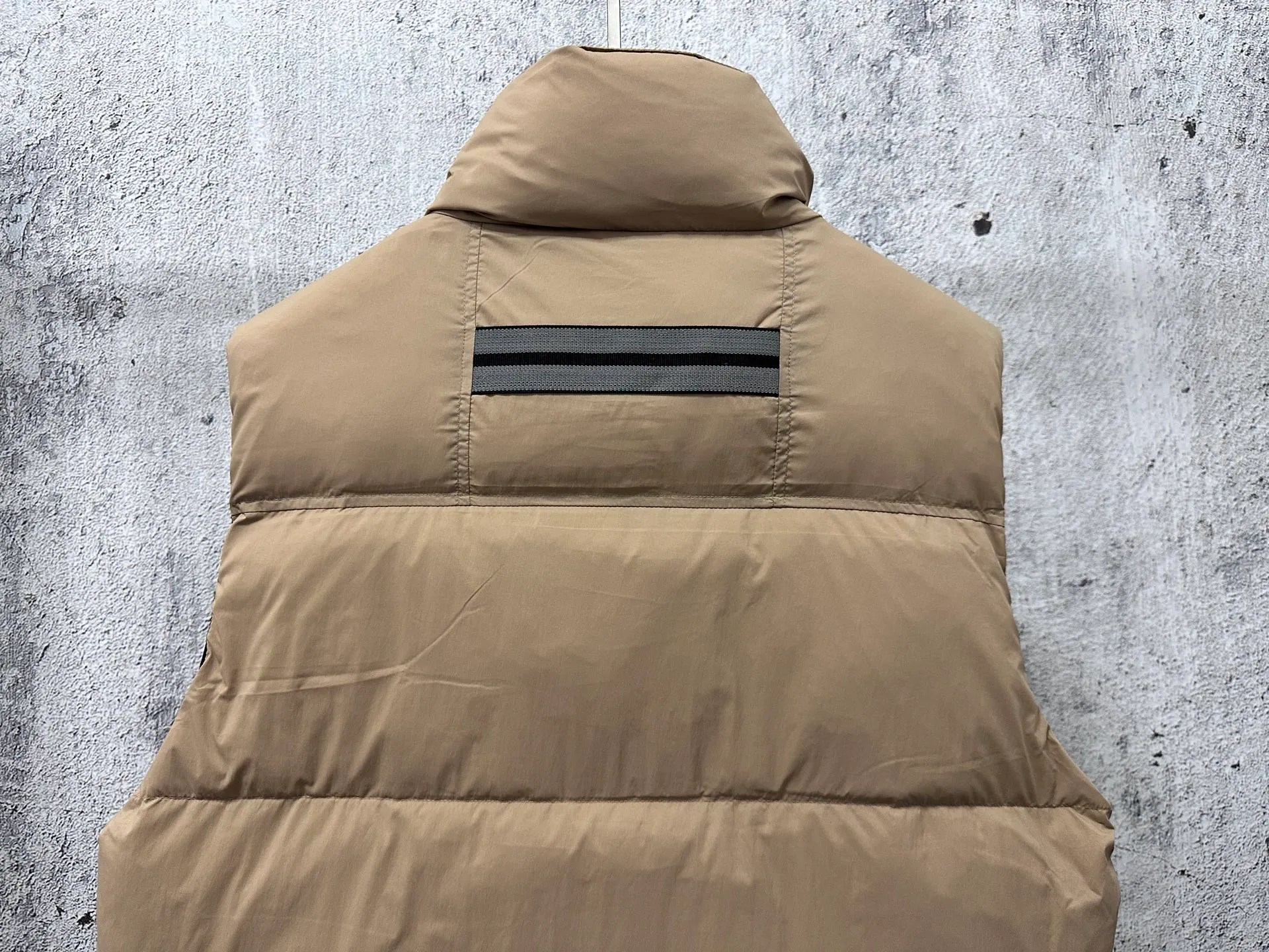 P560 【CANADA GOOSE】Lawrence Men's Down Vest The Lawrence down vest features a durable shell and quilted body, making it a must-have item for all seasons. It's made from sustainable Enduraluxe fabric, which has a durable soft touch. The Lawrence features a thoughtfully designed down-filled collar to block strong winds, a two-way zipper and a longer rear hem. Size: XS-XXL